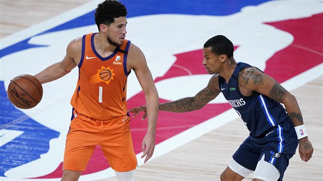 Devin Booker (1) z Phoenixu �to�� kolem Treye Burka z Dallasu.