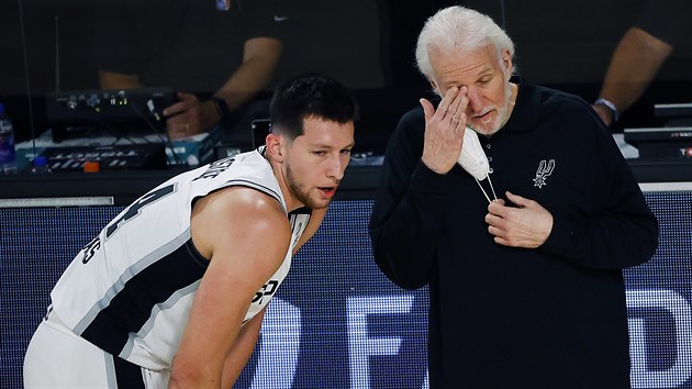 Tren�r Gregg Popovich ze San Antonia hovo�� se sv�m sv��encem Drewem Eubanksem.