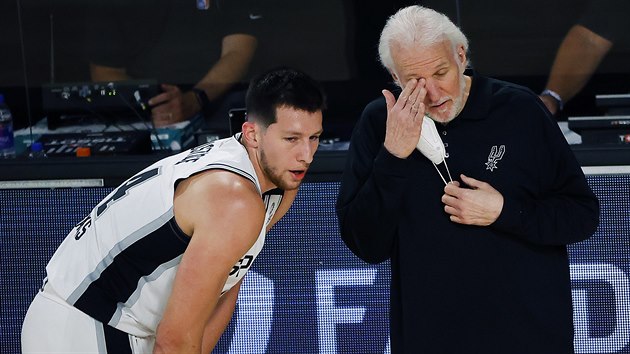 Trenr Gregg Popovich ze San Antonia hovo se svm svencem Drewem Eubanksem.