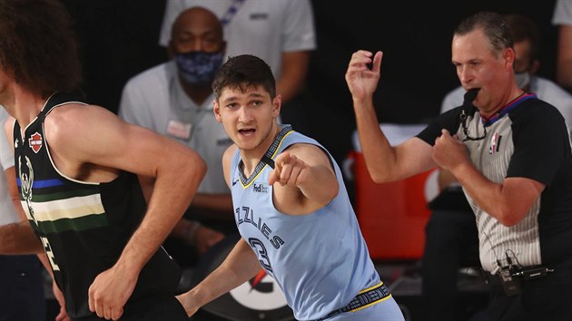 Grayson Allen z Memphisu slav trojku proti  Milwaukee.