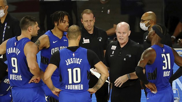 Steve Clifford a jeho svenci z Orlando Magic probraj taktiku.