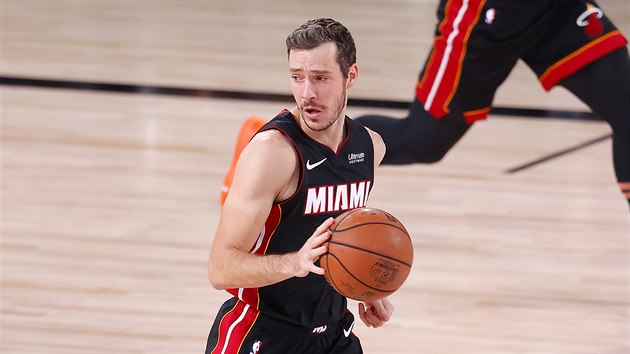 Goran Dragi rozehrv akci Miami Heat proti Indiana Pacers.