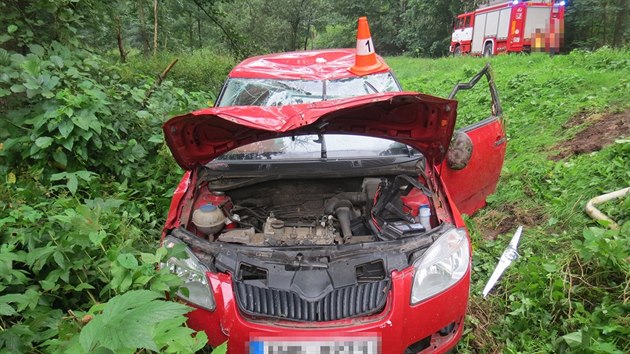 Auto po nrazu do mostku u Lzn Blohradu skonilo v pkop (10.8.2020).