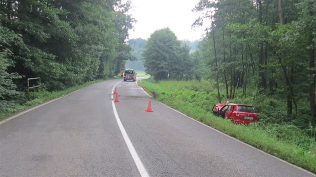 Auto po nrazu do mostku u Lzn Blohradu skonilo v pkop (10.8.2020).