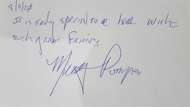Ministr zahraničí USA Mike Pompeo se na památku podepsal v Muzeu generála Pattona v Plzni. (11. srpna 2020)