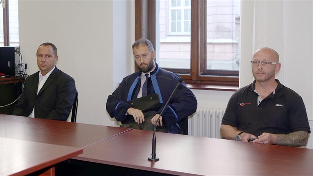 Krajsk soud v Plzni zprostil obaloby expolicistu Martina Novotnho (vlevo) a vyhazovae z diskotk Alee eptka. alobce je vinil z dvanct let star vrady mladho mue u Ae. (19. 8. 2020)