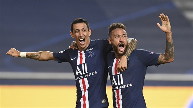 Angel Di Mara (vlevo) a Neymar se raduj z druhho glu Paris St. Germain bhem semifinle Ligy mistr s Lipskem.