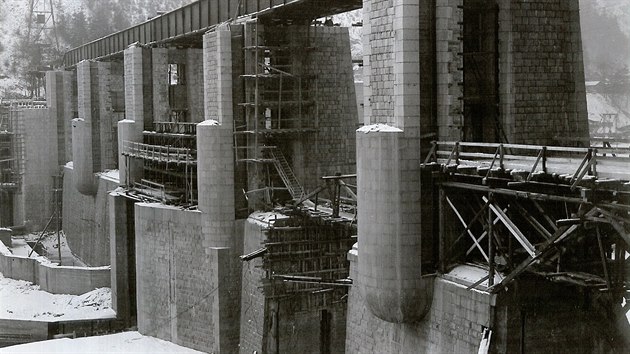 Nvodn lc budovan tchovick pehrady. Zbv vybetonovat posledn jezov pole. 
archiv Povod Vltavy