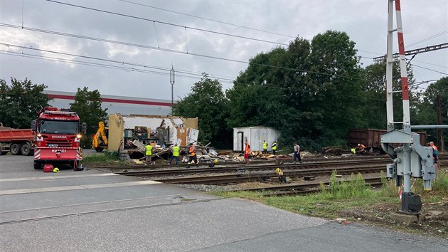 Ve Mstěticích pokračuje likvidace železniční nehody a demolice drážního domku