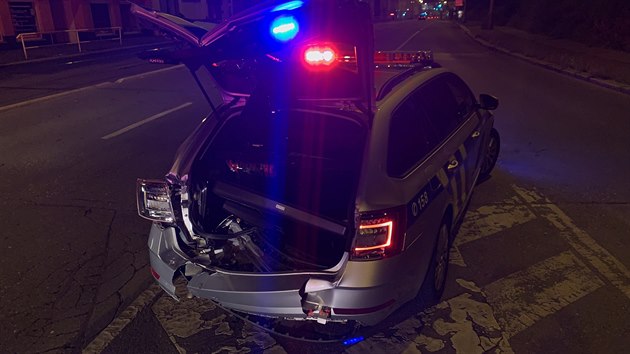 Tramvaj v Praze nabourala do policejn�ho auta. M�lo zapnut� maj�ky