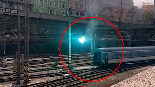 Výboj na prověšeném trakčním vedení po průjezdu vlaku na pražském hlavním nádraží