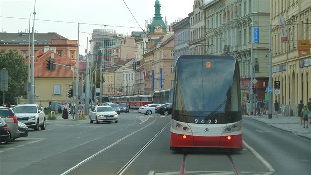 Kolona tramvají na Štefánikově ulici, těsně za zastávkou Arbesovo náměstí. (17. srpna 2020)