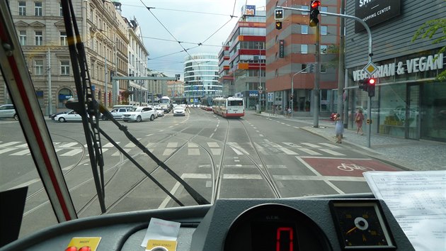 Křižovatka ulic Plzeňská a Radlická. Radlickou ulicí je kvůli opravám dočasně odkloněno několik tramvajových linek, i když běžně tudy vůbec nejezdí. (17. srpna 2020)