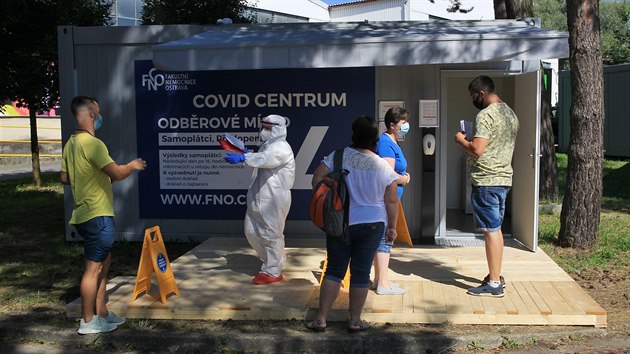 Fakultní nemocnice v Ostravě oficiálně zahájila provoz nového Covid centra, ve kterém je zázemí pro čtyři odběrová místa.