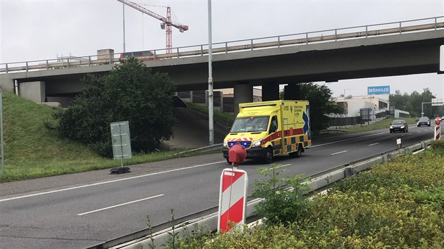 Motork na njezdu na Rozvadovskou spojku narazil do odstavenho auta. Nehodu nepeil. (15. 8. 2020)