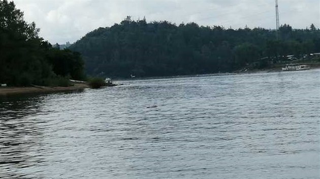 Tělo pohřešovaného plavce na hladině. Muž se před týdnem ztratil při koupání na Orlické přehradě. (15. 8. 2020)