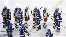 DOBOJOVÁNO.Hokejisté Tampy (v modrém) a Columbusu po rozhodujícím utkání.