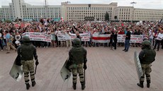 Lidé v centru Minsku nepestávají protestovat proti výsledkm prezidentských...