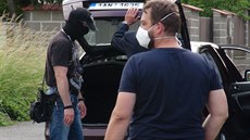 eská policie pi zadrení pracovníka Ruského velvyslanectví. (erven 2020)