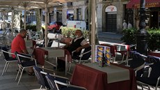 Zahrádky restaurací v Barcelon dopoledne zejí prázdnotou. (7. srpna 2020)
