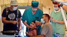 Léka v ruské polní nemocnici v Bejrútu oetuje zranného chlapce (6. srpna...