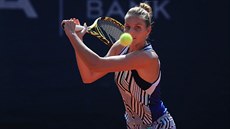 Kristýna Plíšková se napřahuje k úderu ve druhém kole turnaje Prague Open.