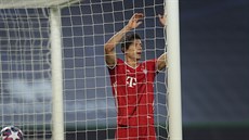 V SÍTI. Robert Lewandowski (Bayern) lituje nepromnné ance.