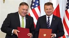 Mike Pompeo a polský ministr obrany Mariusz Blaszczak pi podpisu dohody o...