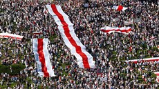 Desítky tisíc protivládních demonstrant s bílo-ervenými vlajkami zaplavily...
