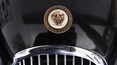 Logo na kapot automobilu znaky Jaguar XK 120 v tebíském Centru Lihovar, kde...