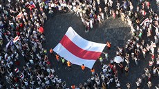 Lidé v Praze demonstrují proti policejním zásahm v Blorusku. (16. srpna 2020)
