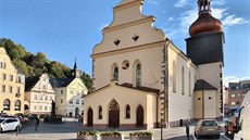 Kostel sv. Vavřince, uprostřed bývalá radnice, ve které sídlí Městské...
