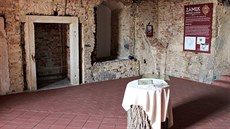 Odhalené fragmenty obytné v�e p�vodního hradu. Ten pat�il k pevnostem...