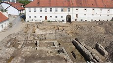 Stedovká tvrz obklopená hospodáskou zástavbou zdejího zámeku