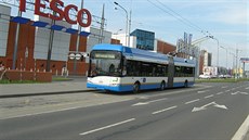 Trolejbus Solaris Trollino 18 AC íslo 3801 na ulici Novináské. Vz je jako...