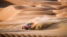 Patrn nejnáronjí terénní automobilový závod na svt  Rallye Dakar. Tomá...