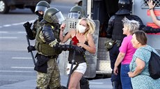 Blorutí policisté zatýkají v centru Minsku jednu z úastnic demonstrace proti...