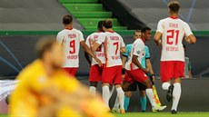 Fotbalisté německého Lipska včetně Patrika Schicka slaví gól ve čtvrtfinále...