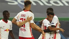 Fotbalisté n�meckého Lipska v�etn� �eského úto�níka Patrika Schicka slaví gól...