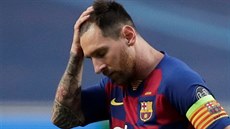 Odevzdaný Lionel Messi, kapitán Barcelony, v prbhu tvrtfinále Ligy mistr s...