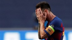 Zklamaný Lionel Messi, kapitán Barcelony, během čtvrtfinálového boje Ligy...