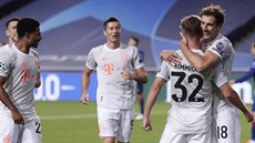 Fotbalisté Bayernu Mnichov slaví pátý gól do sít Barcelony.