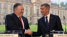 Zleva americký ministr zahraničí Mike Pompeo a premiér Andrej Babiš vystoupili...