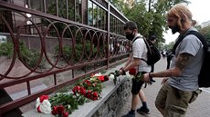 Bělorusové přinášejí květiny k uctění muže, který zemřel při protestech proti...