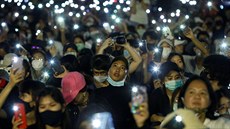 V Thajsku se zvedla nebývalá vlna protest proti vlád i královské rodin. (16....