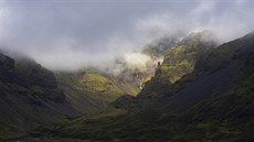 Islandská krajina je neuvitelná: rozeklané tmavé hory, ze kterých stékají...