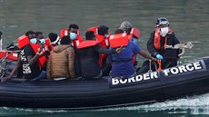 Pohraniční stráž se potýká s migranty v přístavu v anglickém Doveru. (12. srpna...