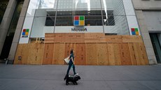 Zavená prodejna Microsoftu na Manhattanu. (26. ervna 2020)