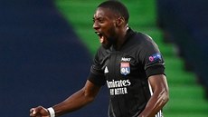 Kamerunský útoník Karl Toko Ekambi z Lyonu oslavuje gól spoluhráe Maxwela...