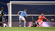 Belgický záloník Kevin De Bruyne z Manchesteru City pekonává Anthony Lopese z...
